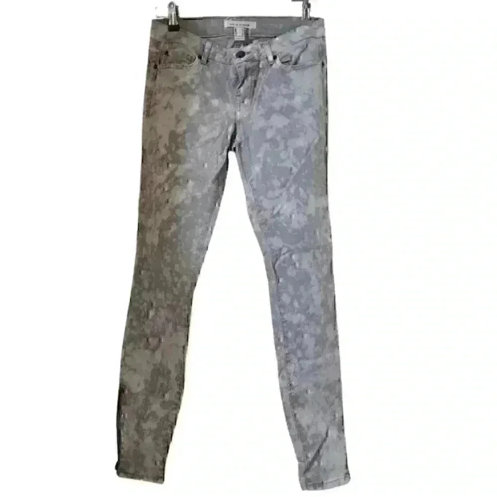 28. Light gray acid wash skinny Zip leg jeans by life in progress size 25